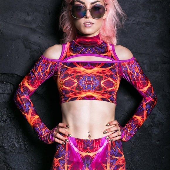 Vibrant crop top and shorts festival set - Picture 3 of 8